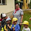 Leiterin Manuela Mäder und die Kinder bereiten sich als fleißige Bauarbeiter auf den bevorstehende Umzug vor. Bild: Rainer Bombardi