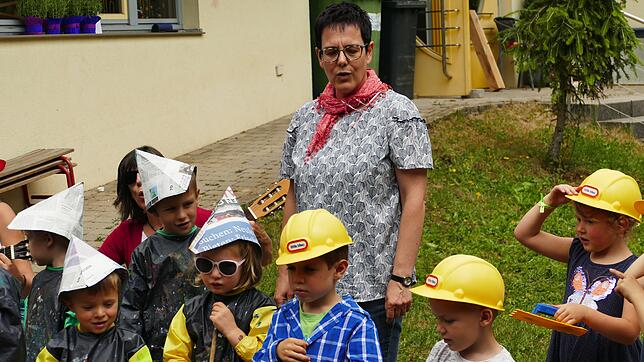 Leiterin Manuela Mäder und die Kinder bereiten sich als fleißige Bauarbeiter auf den bevorstehende Umzug vor. Bild: Rainer Bombardi