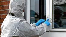 Ein Kriminalbeamter demonstriert  die Spurensicherung nach einem Einbruch. Im Revierbezirk Rheinfelden ist die Zahl der Einbrüche im ...