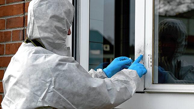 Ein Kriminalbeamter demonstriert  die Spurensicherung nach einem Einbruch. Im Revierbezirk Rheinfelden ist die Zahl der Einbrüche im ...