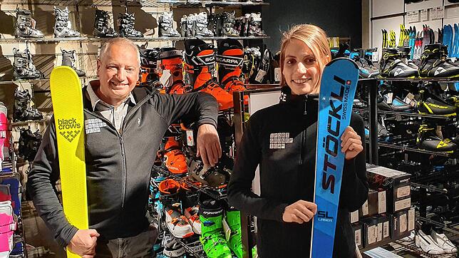 Peter Kolb und seine Tochter Sabrina in der Skiabteilung von Sport Gruner. Sie freuen sich trotz der Ungewissheit auf die ...