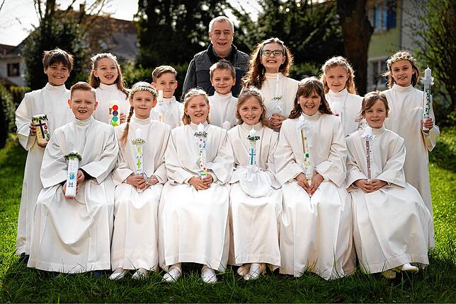 Bei strahlendem Sonnenschein feierten 13 Erstkommunionkinder einen wunderschönen, lebendigen Gottesdienst, der vom Kinderchor der ...