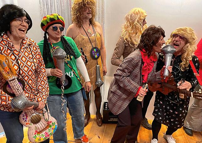 „Owinger Fasnet isch heut“: Der versammelte Rathauschor als Stars der 1970er Jahre stimmt das Publikum ein.