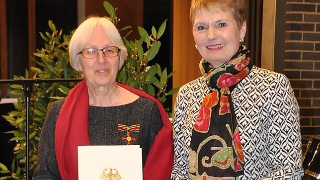 Ilse Nirk (links) bekam für ihren langjährigen ehrenamtlichen Einsatz für humanitäre Hilfe in Ruanda das Verdienstkreuz am Bande des ...