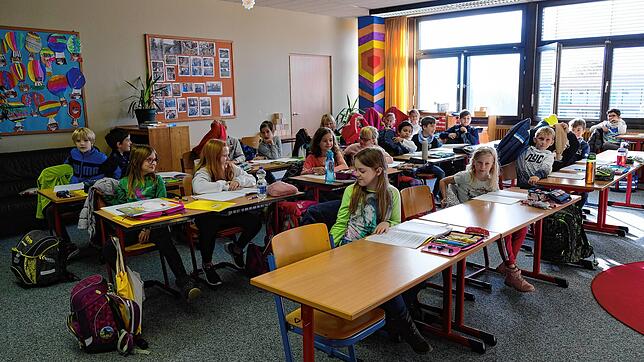Die Schüler der Klasse 4a der Stephan-Brodmann-Schule Immenstaad nehmen ihre Jacken mit ins Klassenzimmer. Dadurch soll Gedränge an der ...