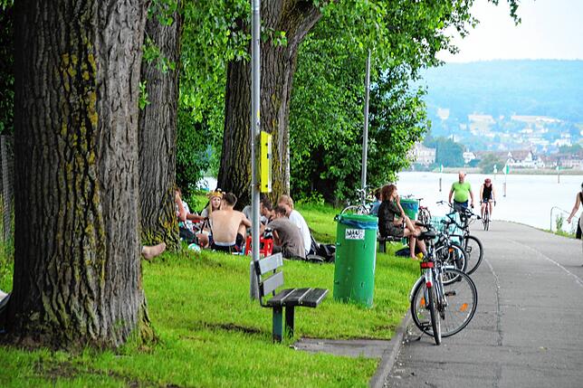 Selbst bei eher durchwachsenem Wetter genießen die Menschen das Schänzle.