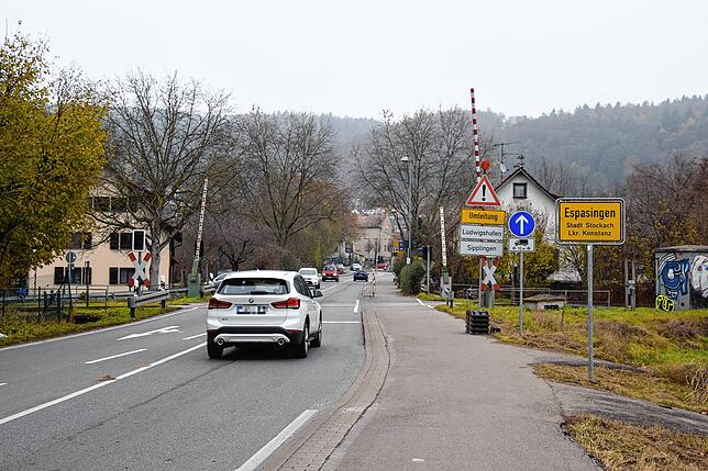 Der Bahnübergang am Ortseingang von Espasingen aus Richtung Radolfzell (B34). Er soll im Rahmen der Ortsumfahrung wegfallen. Bisher ...
