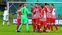 Soeben erzielte der eingewechselte Dominik Maier das 4:1 über Bad Dürrheim kurz vor Schluss und jubelt mit einen Kameraden. Der FC ...