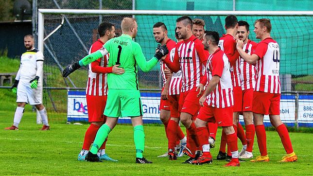 Soeben erzielte der eingewechselte Dominik Maier das 4:1 über Bad Dürrheim kurz vor Schluss und jubelt mit einen Kameraden. Der FC ...