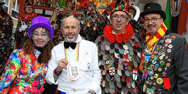 Bei der Verleihung des Vögelebeck-Ordens: Moderatorin Aurelia Scherrer, Preisträger Manfred Hölzl, Blätzlebuebe-Zunftmeister Roland ...