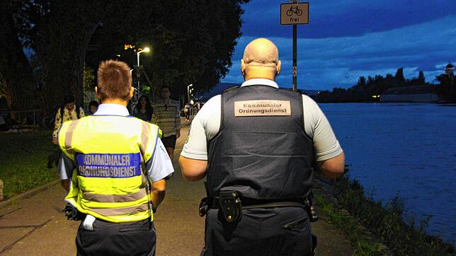 (Archivbild) Sie sind vorzugsweise dann im Einsatz, wenn die anderen feiern: Die Mitarbeiter des Kommunalen Ordnungsdienstes Konstanz ...