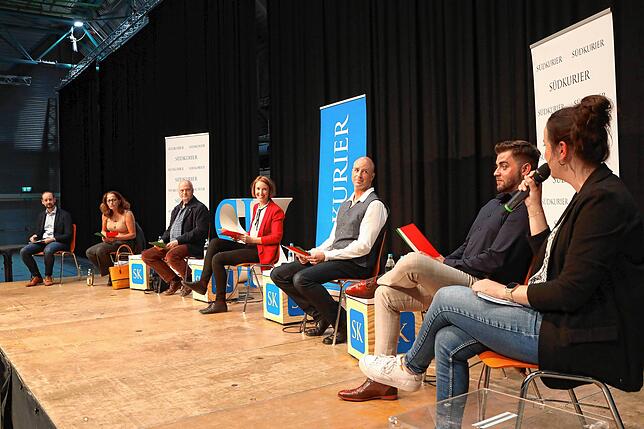 Anna Schneider (rechts) stellt eine Frage und die Kandidaten antworten.