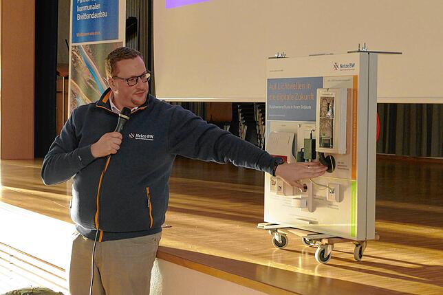 Anhand eines Modells zeigt Projektleiter Tobias Rückert von der Netze BW ein Beispiel für den Hausanschluss mit Übergabepunkt.