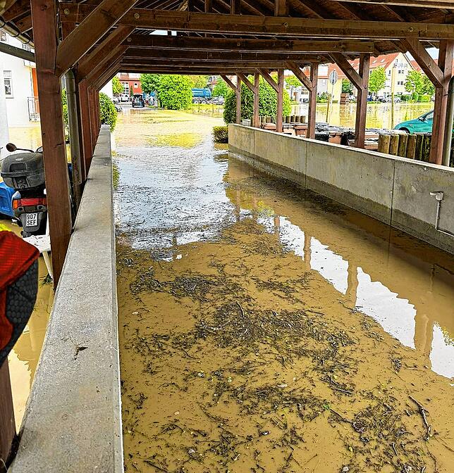 Eine Tiefgarage in Oberteuringen ist nach dem Unwetter am 26. Juni vollgelaufen. Das Wasser steht auch noch auf den Straßen.
