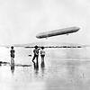 Das erste Foto eines fliegenden Luftschiffs: Am 2. Juli 1900 beobachten drei Jungen Aufstieg eines Zeppelins am 2. Juli 1900 in der ...