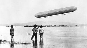 Das erste Foto eines fliegenden Luftschiffs: Am 2. Juli 1900 beobachten drei Jungen Aufstieg eines Zeppelins am 2. Juli 1900 in der ...