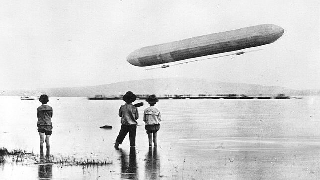 Das erste Foto eines fliegenden Luftschiffs: Am 2. Juli 1900 beobachten drei Jungen Aufstieg eines Zeppelins am 2. Juli 1900 in der ...