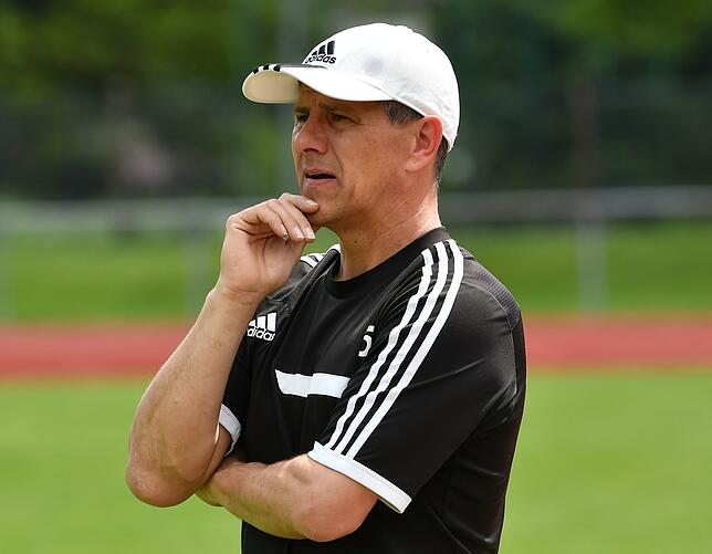 Trainer Michael Schwald (FC Zell): „Wir werden uns im Windschatten der Spitzen-Clubs bewegen und angreifen, wenn es um die ersten ...