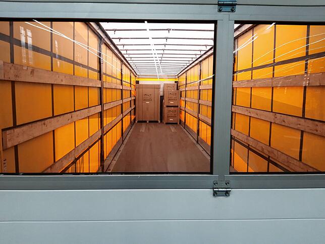 Ein Blick vom Werk in das Innere eines an der Rampe angedockten Lkw. Im Inneren sind Spezialschränke zu sehen.