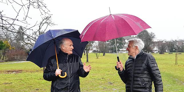 Mit Sven Martin und Alexander Gebauer von der Bürgervereinigung Allmannsdorf beim Rundgang durch Allmannsdorf.