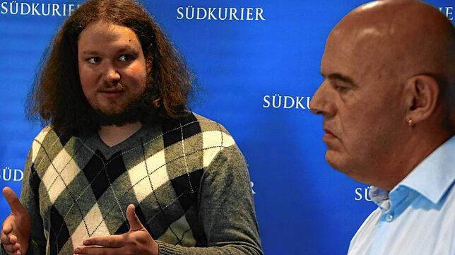 Wahlkreiskandidat Robert Kuhlmann (links) von der Partei Die Linke versucht, den Kreisvorsitzenden des DGB von den Vorteilen eines ...