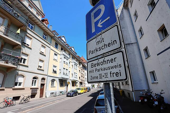 Blick in die Gartenstraße im Konstanzer Paradies. Hier muss man entweder einen Parkschein ziehen oder einen Bewohnerparkausweis haben.