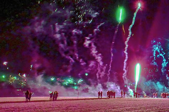 Rolf Ketterer fotografiert von einem der beliebtesten Silvester-Aussichtspunkten in Villingen aus: vom Warenberg mit Blickrichtung ...