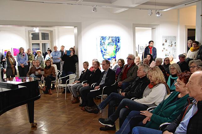 Zur Vernissage der Ausstellung in der Villa Bosch kann die Stadt viele Gäste begrüßen.