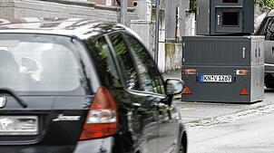 Blitzer wie dieses Gerät in Radolfzell tragen maßgeblich zur Sicherheit im Straßenverkehr bei – und spülen außerdem viel Geld in die ...