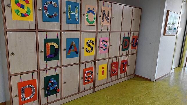 (Archivbild) „Schön, dass du da bist“ steht auf den Schränken im Kinderhaus am Salzberg. Noch viel mehr Eltern wünschen sich, dass ihr ...