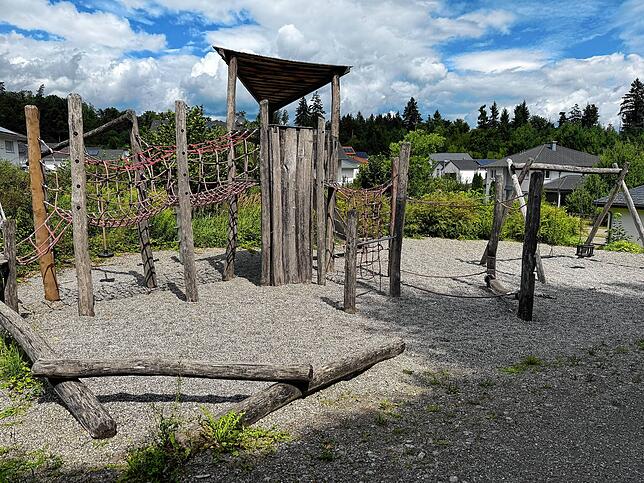 Im unteren Teil des Spielplatzes wartet Kletterspaß für größere Kinder.