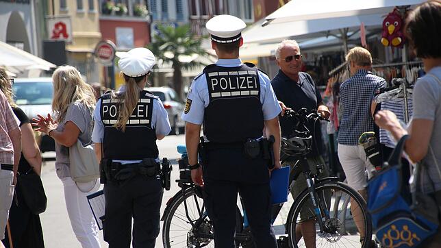 "Bitte, tun Sie endlich was!" Von Fußgängern ermuntert, von Radlern beschimpft, organisierte die Polizei eine Kontrolle in der ...