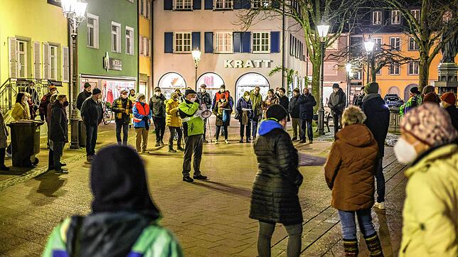 Rund 100 Teilnehmer fanden sich am Montagabend zu einer Gegendemo gegen die sogenannten &bdquo;Abendspaziergänger&ldquo; auf dem ...