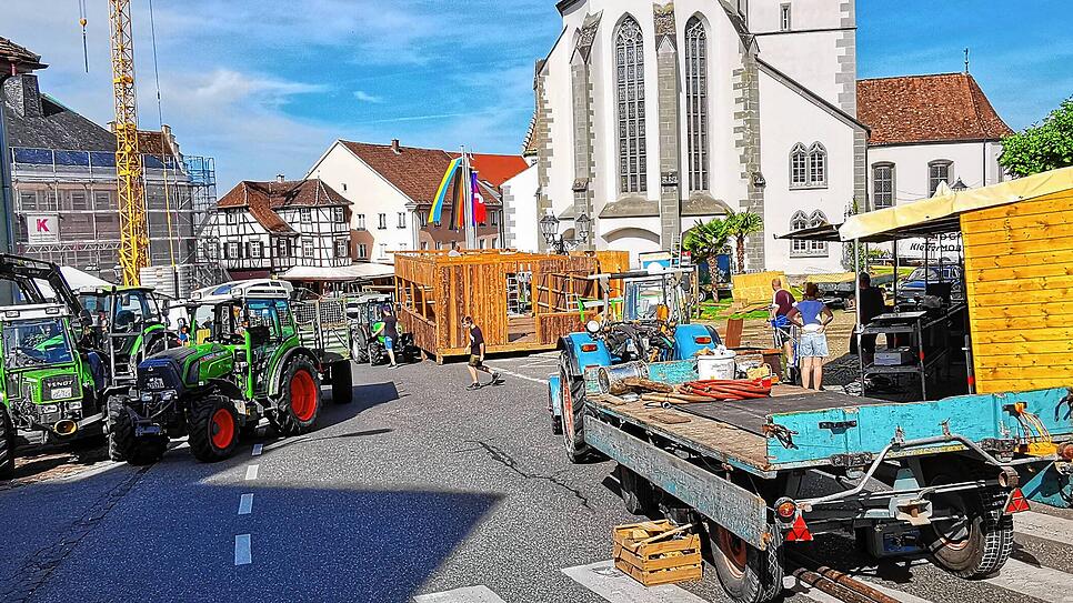 Wirkt wie ein Baustellen-Dorf. Die Hütten und Lauben für das Stadtfest werden aufgebaut. Mehrere Traktoren und Anhänger werden dafür ...