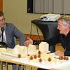 Planer Helmut Hagmüller (rechts) erläutert vor Bürgermeister Ralph Gerster den Gemeinderäten, wie die Gemeinschaftseinrichtung aufgrund ...