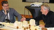 Planer Helmut Hagmüller (rechts) erläutert vor Bürgermeister Ralph Gerster den Gemeinderäten, wie die Gemeinschaftseinrichtung aufgrund ...