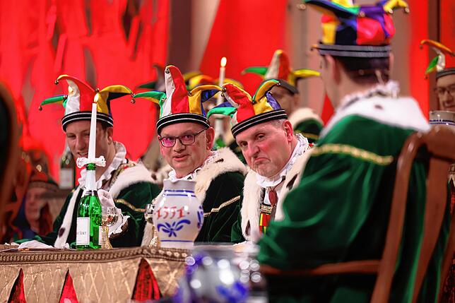 Einen strengen Blick und eine Ordnungsstrafe gab es für den Fürsprech von Narrenrichter Jürgen Koterzyna (Mitte).