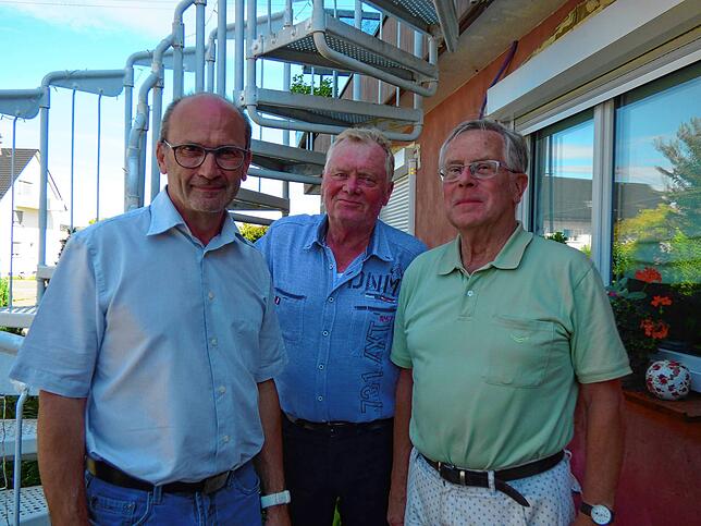 Die beiden ehemaligen Gemeinderäte Rainer Kenzler und Reinhard Veit und Bürger Erhard Fengler (von links) wollen den Zusammenschluss mit ...