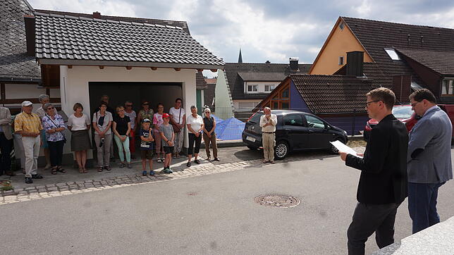 Rund 30 Bürger kommen zur Einsetzung des ersten Löffinger Stolpersteins an der Vorstadtstraße vor dem Geburtshaus von Kilian Götz. ...