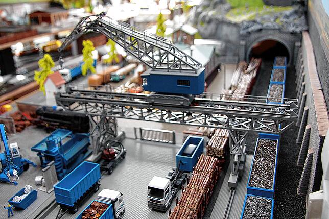 Teurers Hobby: Besondere Modelle, so wie dieser blaue Lastenkran, werden unter Sammlern für mehrere hundert Euro gehandelt. Oder man hat ...