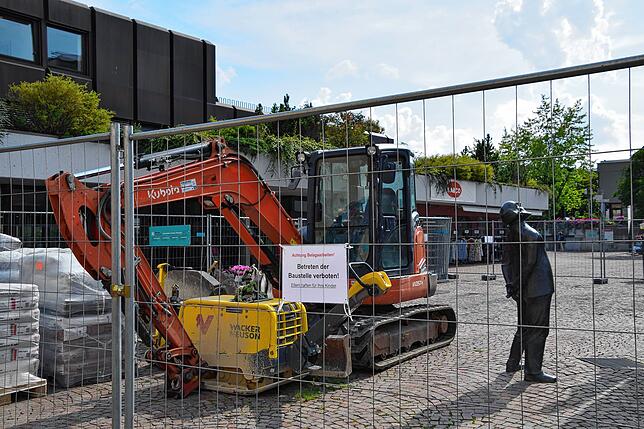 Bild 1: Bauarbeiten gestartet: Jetzt entstehen zwölf Probeflächen auf dem Marktplatz