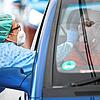 Eine Mitarbeiterin macht im Corona-Abstrich-Zentrum im Landkreis Esslingen bei einem Autofahrer einen Abstrich.