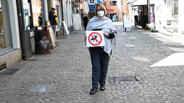 Pinkel-Verbot: Der Stadtmarketingverein Pro Bad Säckingen mit der Vorsitzenden Elisabeth Vogt, appelliert an die Hundebesitzer, in der ...