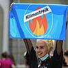 Diese junge Frau geht für das Klima auf die Straße. Wer seinen CO2-Fußabdruck verkleinert, kann auch einen großen Beitrag leisten, sagen ...
