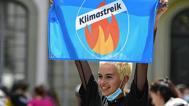 Diese junge Frau geht für das Klima auf die Straße. Wer seinen CO2-Fußabdruck verkleinert, kann auch einen großen Beitrag leisten, sagen ...