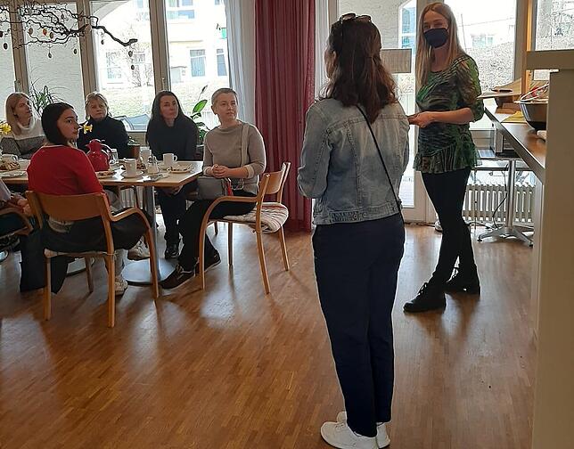Kristin Jungblut (rechts) vom MGH-Leitungsteam und Dolmetscherin Halyna Wolf stellen sich und das Haus beim Café-Treff vor.