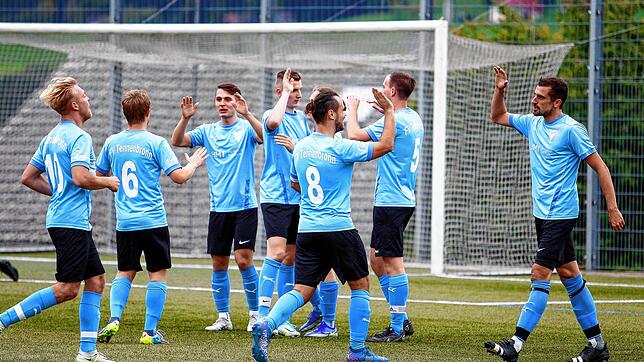 Der FV Tennenbronn beim Torjubel. Die Begegnung endete mit einem 4:2-Erfolg für die Tennenbronner über den FC Hochemmingen.