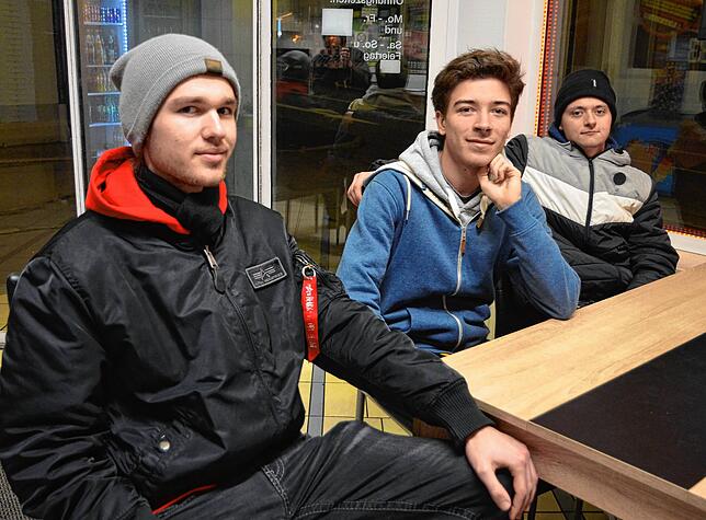 Steven Weißenbach, Justin Plath und Mark Denes sind nach Markdorf gekommen, um vom Gehrenberg aus das Silvesterfeuerwerk anzuschauen. ...