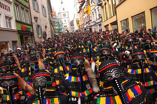 Zahlreiche Hänsele stürmen die Straßen in der Überlinger Altstadt beim Narrentag 2020.