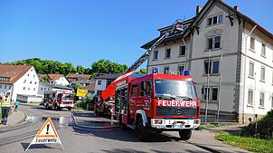 Ein Brand in der Donaueschinger Straße in Bonndorf löst am Freitag einen Großeinsatz der Feuerwehr aus. In dem Gebäude ist auch der ...
